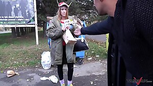 Mllfrau dreht sich um superheie verrckte Sinnesblondine, die nach Schwanz hungert
